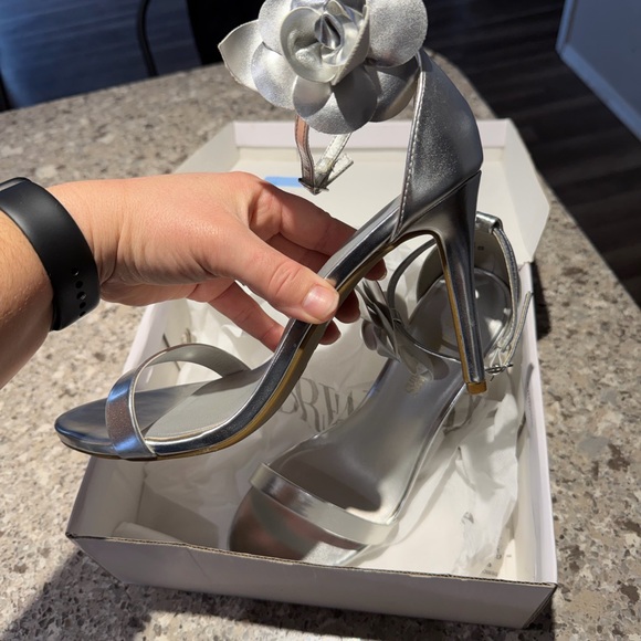 Dream Pairs Elegant Silver Floral Heels - Picture 5 of 6